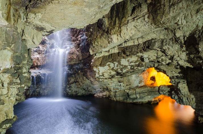 Smoo Cave, Durness (Highland, Scotland). Photo taken by Florian Fuchs, WikiCommons.