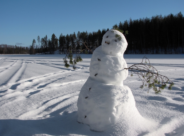 Snowman on Lake. Photo by Petritap.