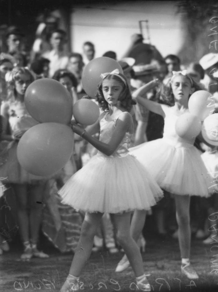 Dancing at the Red Cross Fund, Brisbane, 1942. Public domain photo.